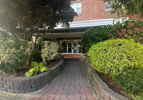 250 W Merrick Rd #2F, Freeport, NY 11520