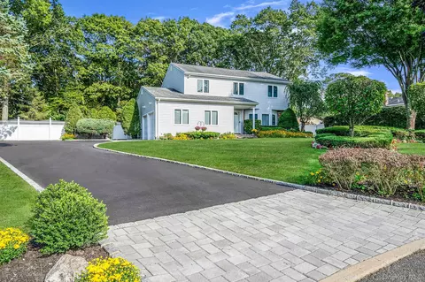 9 Lorraine Ct, Smithtown, NY 11787