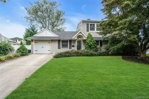29 Crystal Ln, Westbury, NY 11590