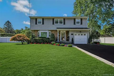 8 Gerek Ave, West Islip, NY 11795