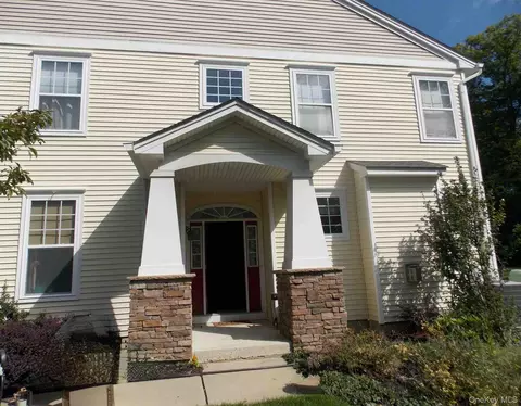 38 Cobblestone Ln, Middletown, NY 10940