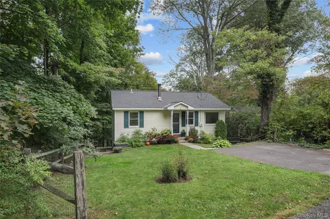 8 Hemlock Rd, Lewisboro, NY 10590