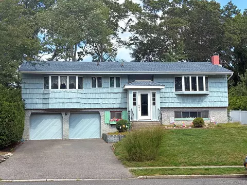 22 Fuller St, Dix Hills, NY 11746