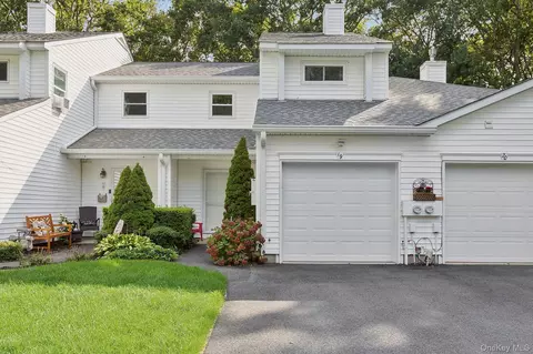 19 Bass Ct, Manorville, NY 11949