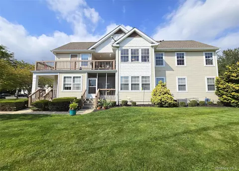 105 Commodore Cir, Port Jefferson Station, NY 11776