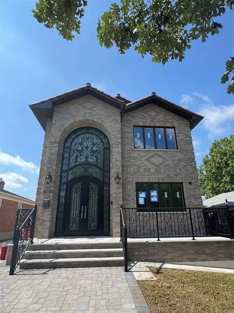 5648 219th St, New York, NY 11364