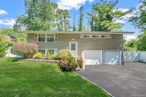27 Split Cedar Dr, Islandia, NY 11749