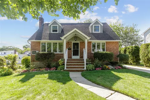 34 Linden St, North Hempstead, NY 11040