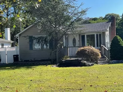 53 Biltmore Dr, Mastic Beach, NY 11951