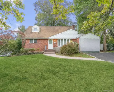 16 Blackman St, Smithtown, NY 11787