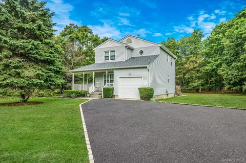 11 Patrick Ln, Ridge, NY 11961