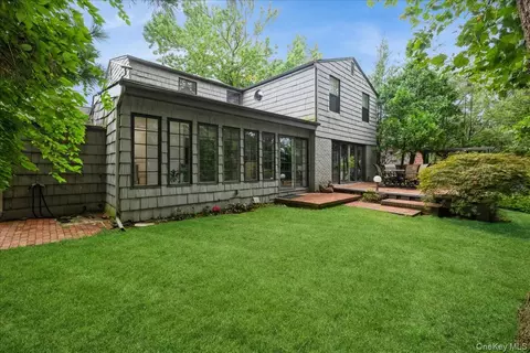 9 Circle Ln, North Hempstead, NY 11577