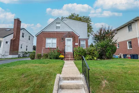43 Orchid Ln, North Hempstead, NY 11040