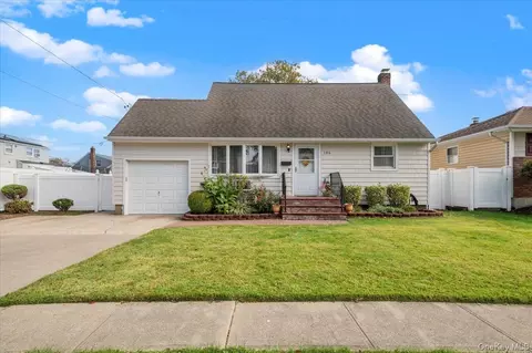 186 11th St, Bethpage, NY 11714