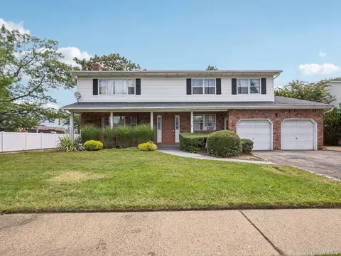 9 Suzanne B Ct, Massapequa, NY 11758