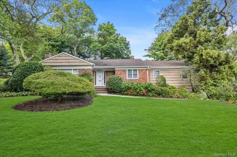 19 Flamingo Rd, North Hempstead, NY 11576