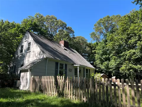 210 Landing Ave, Smithtown, NY 11787