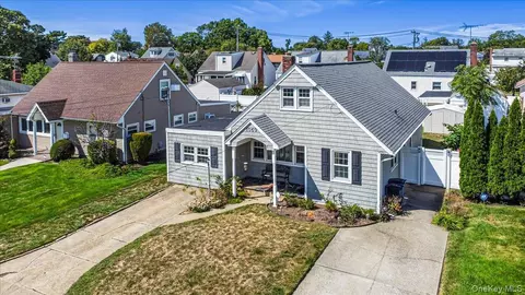 1069 Hastings St, Baldwin, NY 11510