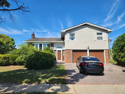 20 Marilyn Ln, North Hempstead, NY 11590