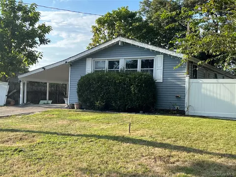 47 Hackmatack St, Islip, NY 11722
