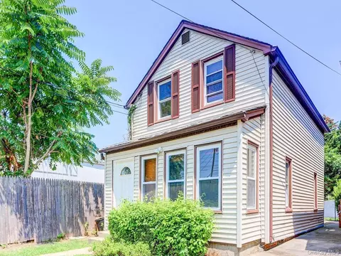 39 Bay Ave, Hicksville, NY 11801