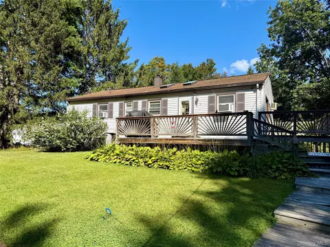 17 Romans Rd, Hyde Park, NY 12538