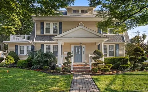 4 Malverne Ave, Malverne, NY 11565