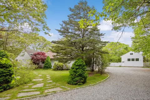4 Evelyn Ct, Westhampton Beach, NY 11978