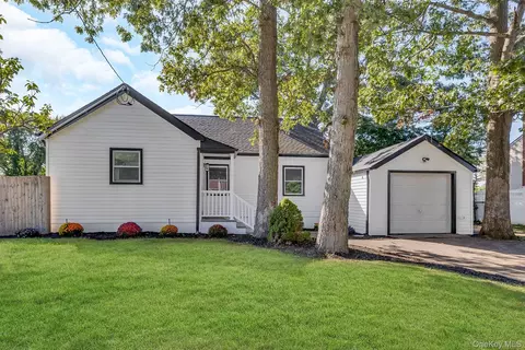 46 N Ocean Ave, Islip, NY 11751