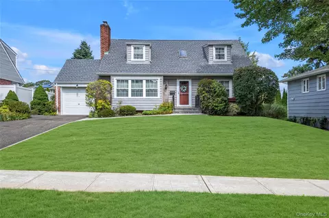 21 Farragut Rd, Old Bethpage, NY 11804