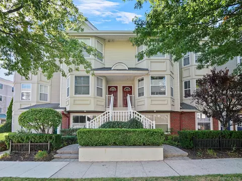 37 Harbor Pointe Dr, Haverstraw, NY 10927