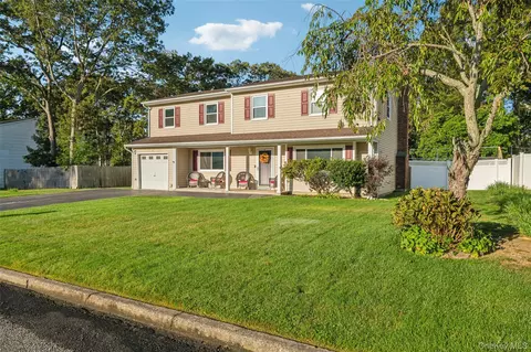 27 Parkridge Cir, Port Jefferson Station, NY 11776