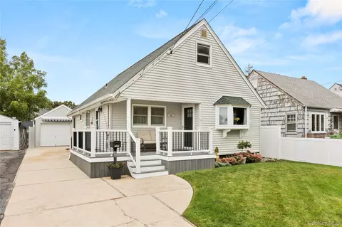 25 Stewart St, Copiague, NY 11726