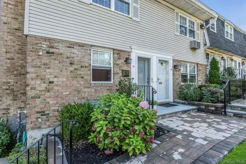 11 Harbour Ln #1A, Oyster Bay, NY 11771