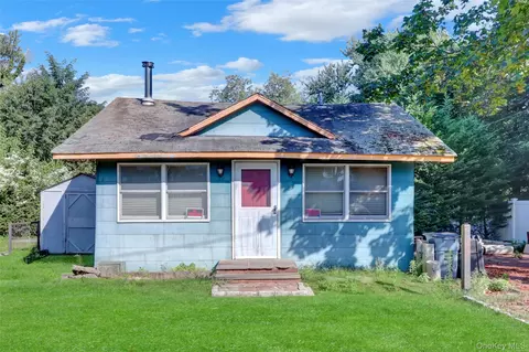 23 Furman Ln, Patchogue, NY 11772