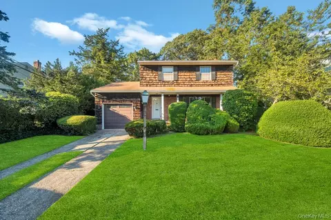 17 Wayne Pl, Commack, NY 11725