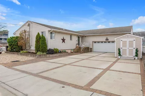 1130 Hayes Pl, Baldwin, NY 11510