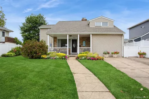 625 E Walnut St, Long Beach, NY 11561