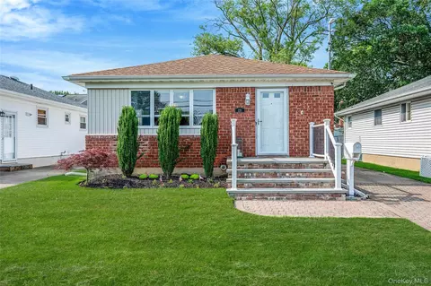 221 N Kentucky Ave, Massapequa, NY 11758