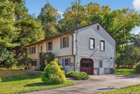 20 Cedar Ln, New Windsor, NY 12553