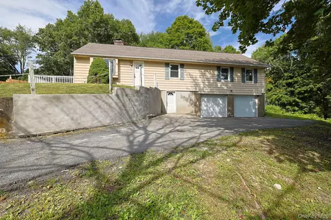 62 Hillcrest Dr, Poughkeepsie, NY 12603