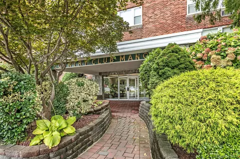 250 W Merrick Rd #2L, Freeport, NY 11520