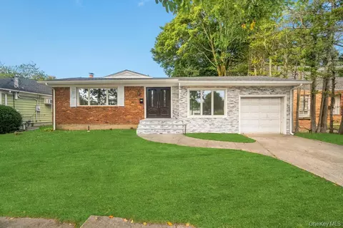 3771 Jerusalem Ave, Seaford, NY 11783