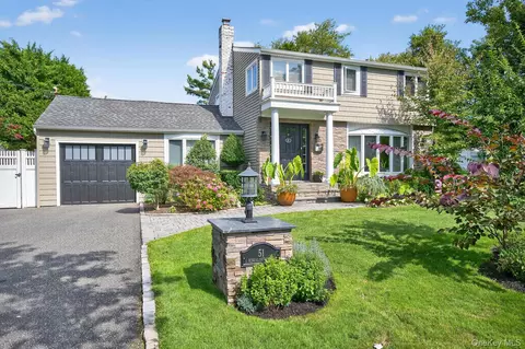 51 Kingsland Pl, Babylon, NY 11702