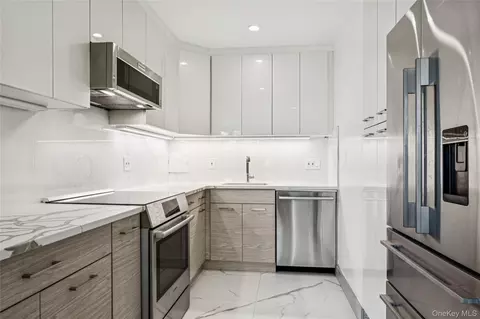 9-15 166th St #9C, New York, NY 11357