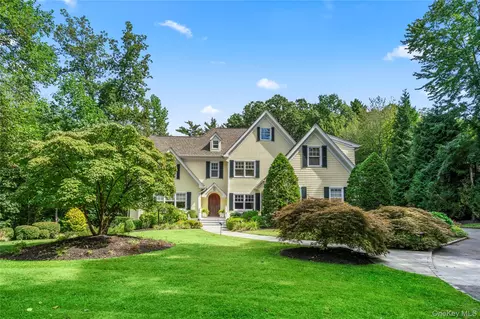12 Parish Dr, Locust Valley, NY 11560