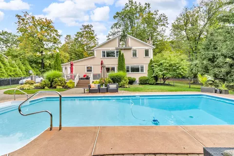 428 Greenbush Rd N, Orangetown, NY 10913