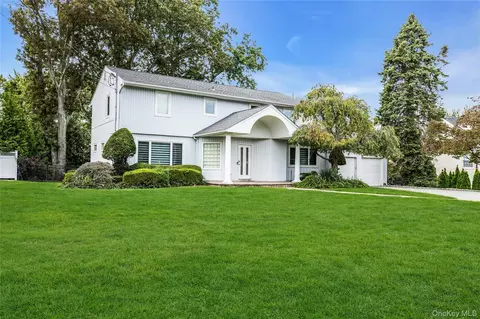 71 Hofstra Dr, Plainview, NY 11803