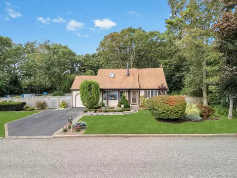342 Oakland Ave, Miller Place, NY 11764