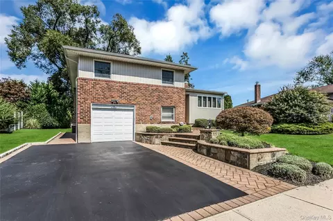14 Judith St, Plainview, NY 11803